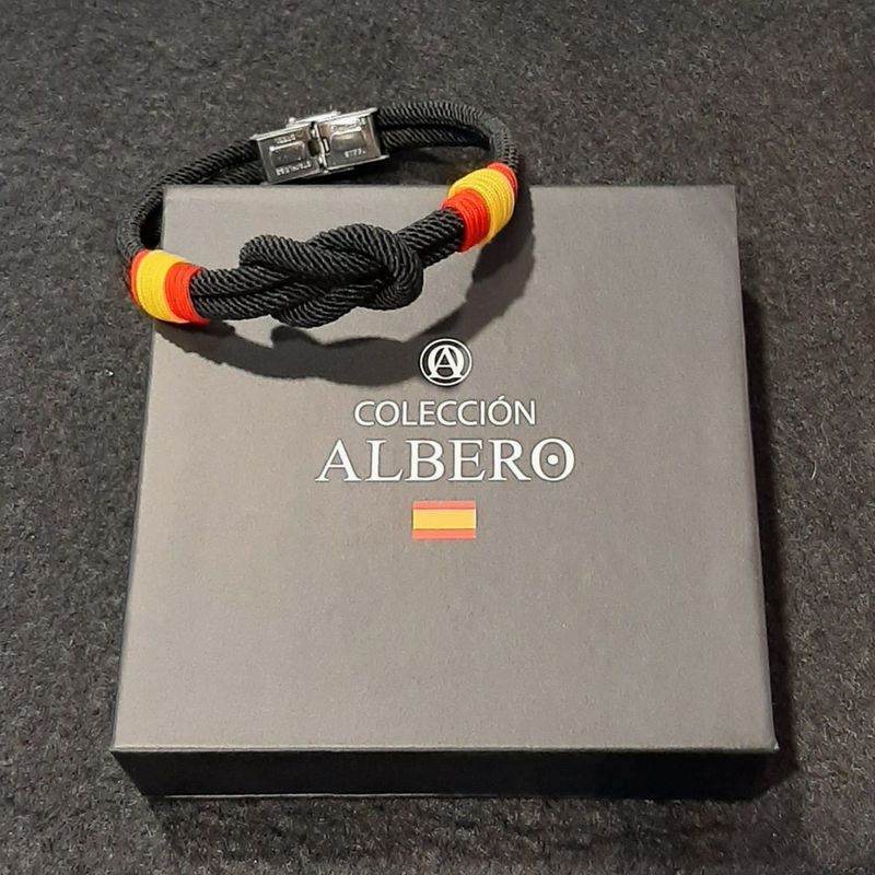 Pulsera de cuerda e hilos. España: Catálogo de Joyería Izquierdo