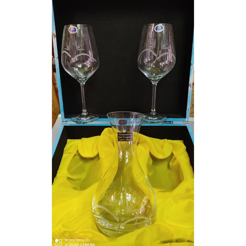 Decantador de cristal de bohemia con dos copas de vino talladas.: catálogos de Iluminación Raquel