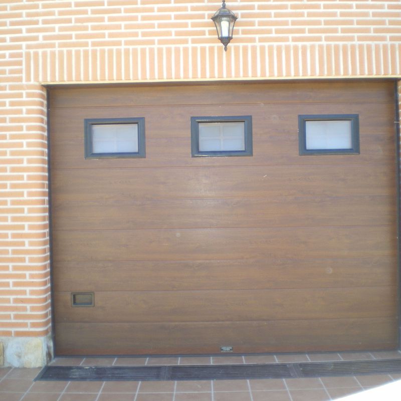 Puerta seccional color madera, con ventanas