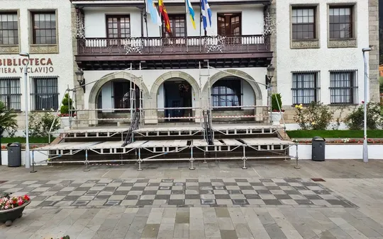 Montaje de escenario para Navidad. Biblioteca Los Realejos.