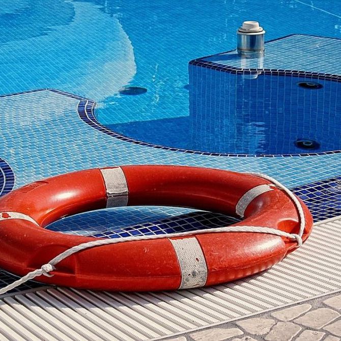 ¿Tengo que contratar un socorrista para la piscina?