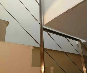 Barandilla de acero inoxidable y vidrio diseñada y fabricada para vivienda:  de Icminox